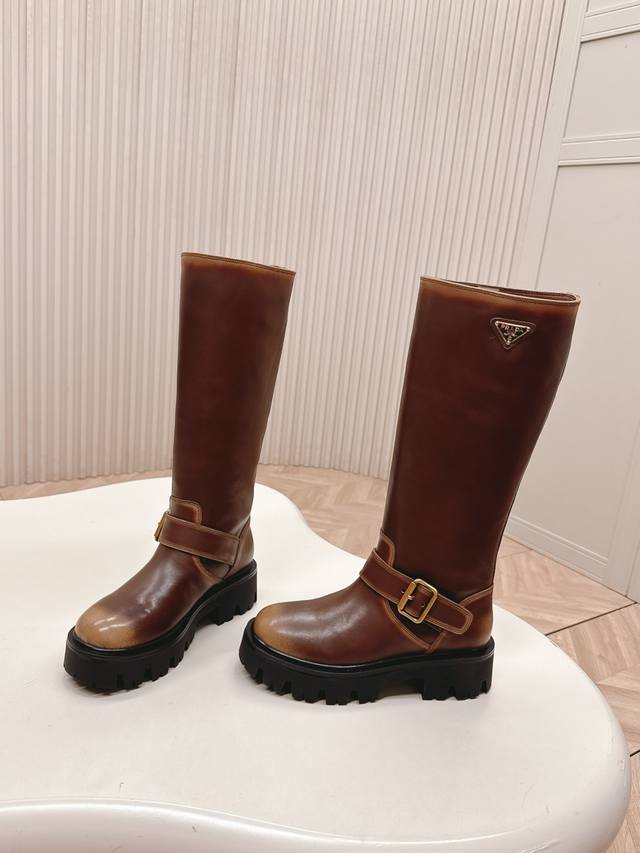 顶级版 皮面款 prada 普拉达经典三角标一脚蹬王炸高筒女靴 骑士靴 冬天买不到的系列，绝对是今年的大爆款！！贼好看！prada靴子真的很哇塞！上脚大气显腿瘦