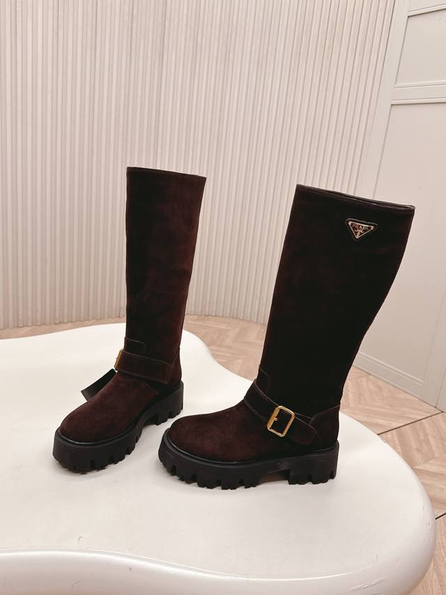 顶级版 牛绒款p 皮面款p prada 普拉达经典三角标一脚蹬王炸高筒女靴 骑士靴 冬天买不到的系列，绝对是今年的大爆款！！贼好看！prada靴子真的很哇塞！上