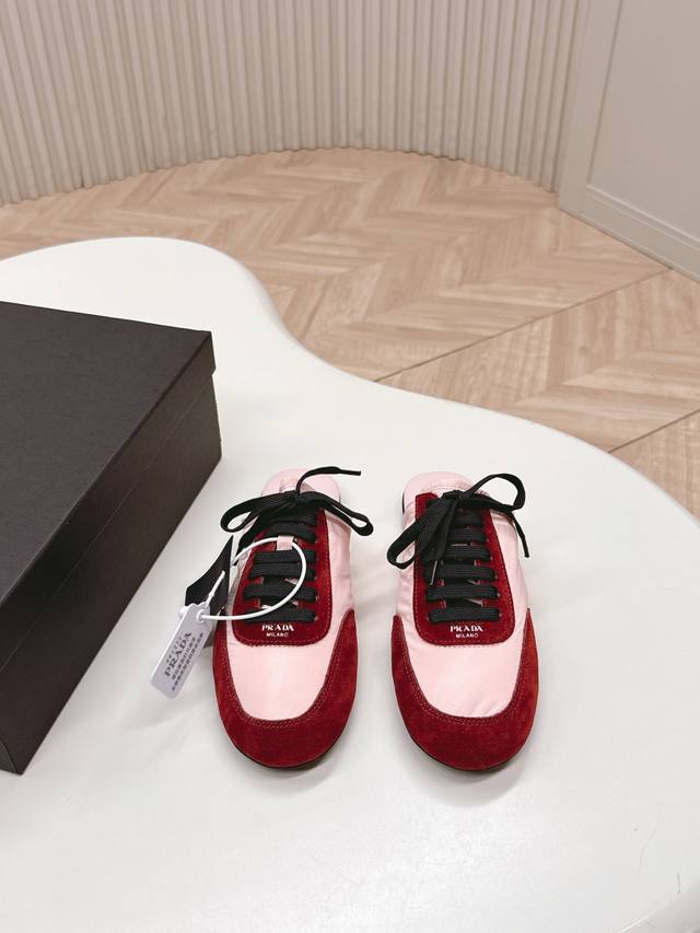 新色系 出 半拖款 prada普拉达 Collapse再生尼龙与绒面皮革弹力半拖 2025春夏最新走秀款阿甘拖鞋款 时尚单品薄款休闲拖鞋 这款至臻轻盈的运动鞋以