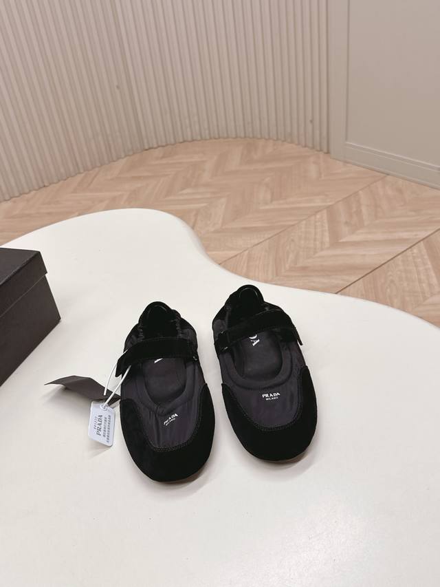 出 prada普拉达p家25Ssfw～New新款系带玛丽珍休闲鞋芭蕾舞鞋，低调奢华懒人鞋，富人的不二选择！ 软胶底素有踩云感之称～舒适度百分百 细腻反绒皮鞋面，