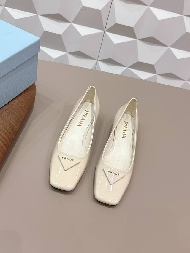 出厂价p ，prada 普拉*达2026Vs早春走秀爆款时装单鞋系列 方头三角扣单鞋 prada春夏T台走秀网红同款＂造梦不夜城＂，prada能在重要场合上用得