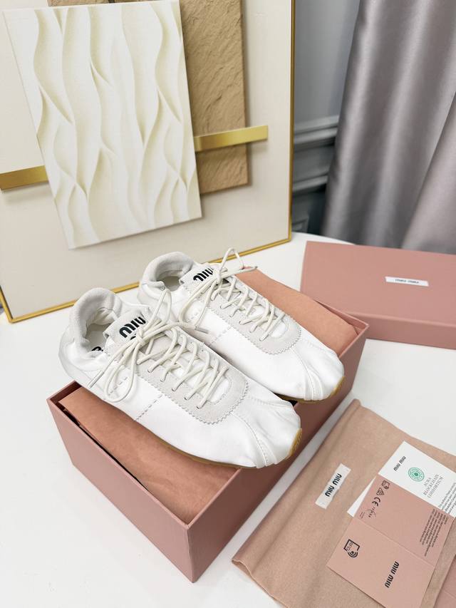 出厂： Miu Mu新款德训鞋进口牛绒面品牌专属布面软糯绵羊皮内里♀超软超百搭生胶组合大底防滑耐磨的同时也不累脚多个颜色可选择每个颜色搭配起来都是绝绝子 标准码