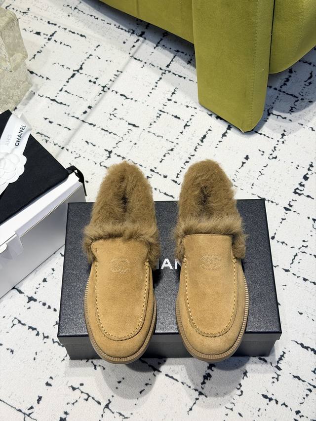 G012所见即所得Chane*｜小香新品复古玛丽珍乐福鞋简约勾勒永不过时的时尚轮廓 。精致双C标志点缀 是品牌格调的无声彰显。蛮有分量个人感觉敲好的 非常耐看