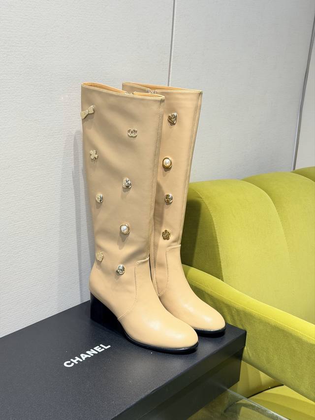 G012代购级别Chanel 香奈儿*小香秋冬新款裤靴字母骑士靴库靴这款骑士靴真的是帅气时尚的代表，靴筒Chanel字母点缀 低调不失奢华！简约时尚个性又大气！
