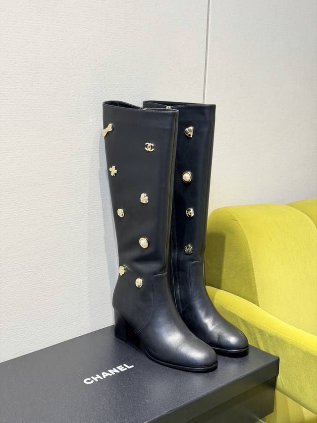 G012代购级别Chanel 香奈儿*小香秋冬新款裤靴字母骑士靴库靴这款骑士靴真的是帅气时尚的代表，靴筒Chanel字母点缀 低调不失奢华！简约时尚个性又大气！