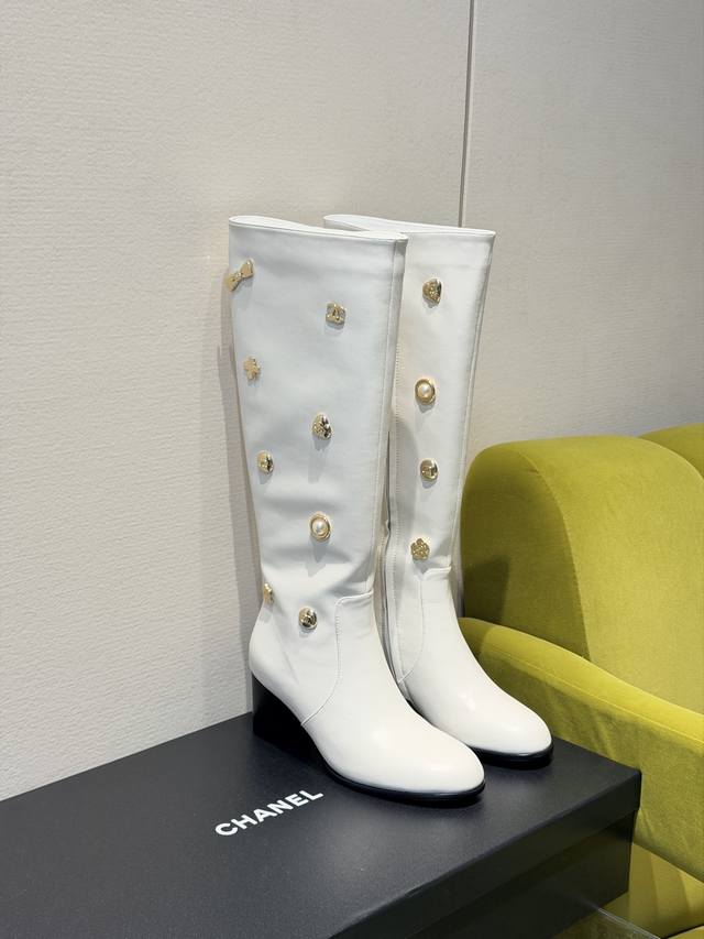 G012代购级别Chanel 香奈儿*小香秋冬新款裤靴字母骑士靴库靴这款骑士靴真的是帅气时尚的代表，靴筒Chanel字母点缀 低调不失奢华！简约时尚个性又大气！