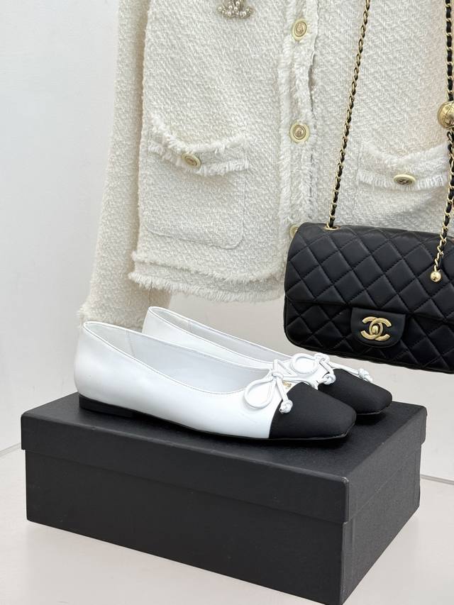 厂价 Chane*｜小香经典双C拼色蝴蝶结 玛丽珍鞋 是藏在鞋履里的优雅密码。 标志性双C装饰与蝴蝶结 拼色碰撞出灵动巧思 方头线条利落 简约又不失优雅 舒适又