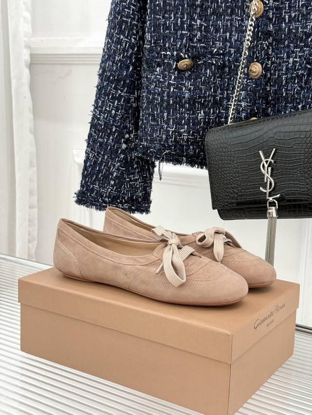 厂价 Gianvito Rossi｜26Wf新品德训芭蕾舞鞋 当意式复古优雅轻奢的极简美学 碰撞德训鞋的复古与芭蕾舞鞋的灵动线条 重新定义“舒适与奢华共生”的穿