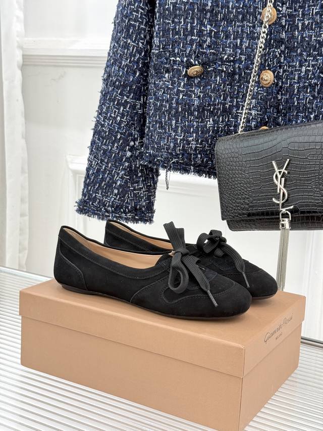 厂价 Gianvito Rossi｜26Wf新品德训芭蕾舞鞋 当意式复古优雅轻奢的极简美学 碰撞德训鞋的复古与芭蕾舞鞋的灵动线条 重新定义“舒适与奢华共生”的穿