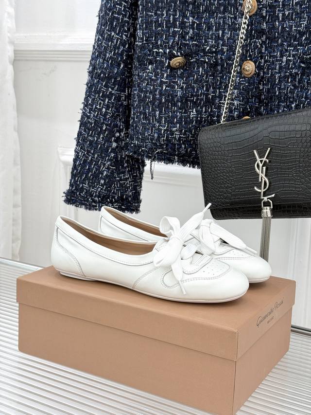 厂价 Gianvito Rossi｜26Wf新品德训芭蕾舞鞋 当意式复古优雅轻奢的极简美学 碰撞德训鞋的复古与芭蕾舞鞋的灵动线条 重新定义“舒适与奢华共生”的穿