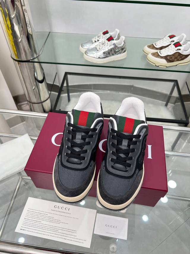 9097-2男款 出厂价p Sabato De Sarno为Gucci打造的首款运动鞋，Re-Web系列焕新演绎品牌经典条纹，以大胆不羁的别致细节衬映现代感十足