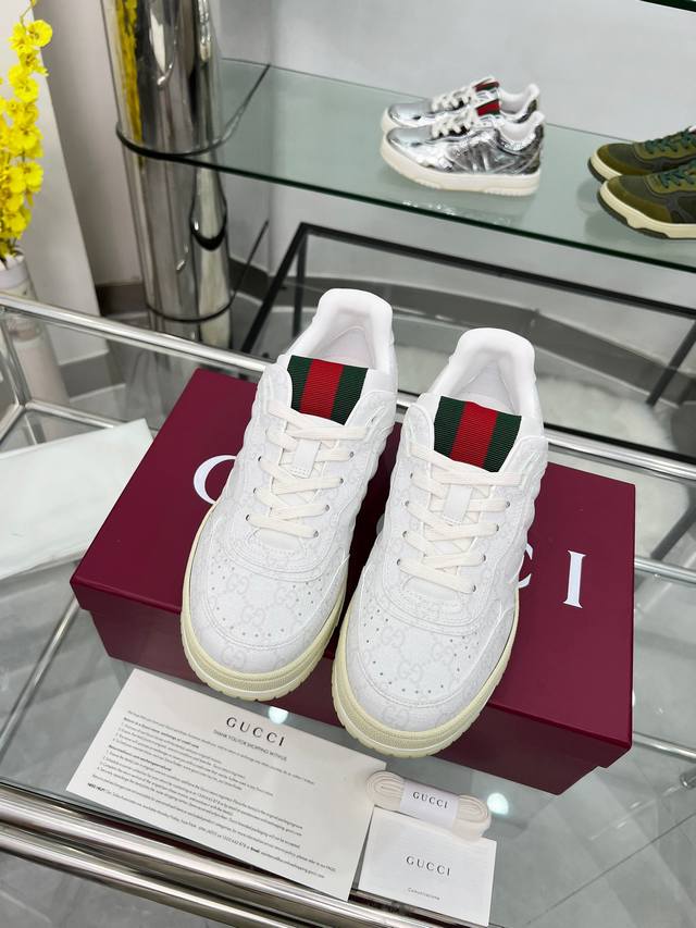 9097-1出厂价p 男女款 Sabato De Sarno为Gucci打造的首款运动鞋，Re-Web系列焕新演绎品牌经典条纹，以大胆不羁的别致细节衬映现代感十