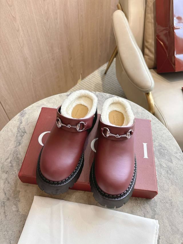 731-1A 酒红皮 作为对品牌马术本源的致敬之作，马衔扣历经时间洗礼后，将厚重历史底蕴与现代时尚型格融为一体。这款女士穆勒鞋采用光滑绒面材质和进口超短羊毛匠