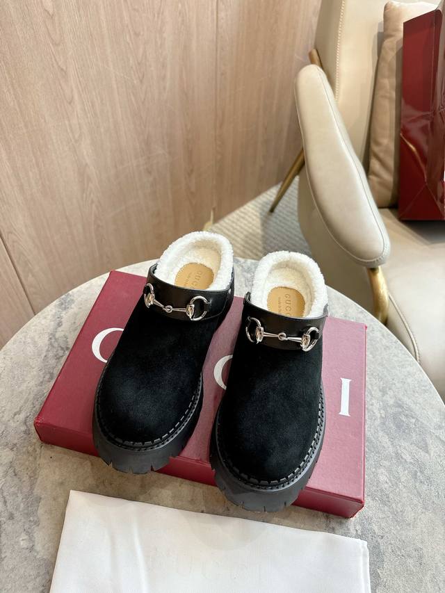 731-1A 黑 作为对品牌马术本源的致敬之作，马衔扣历经时间洗礼后，将厚重历史底蕴与现代时尚型格融为一体。这款女士穆勒鞋采用光滑绒面材质和进口超短羊毛匠心打