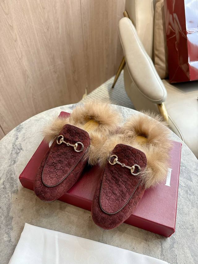 1803-10A 咖 出厂价p 2025秋冬系列, 双G典藏图案继续在Gucci全新系列中大放异彩。全新系列匠心呈献马衔扣配件，彰显品牌马术传承。这款女士穆勒鞋