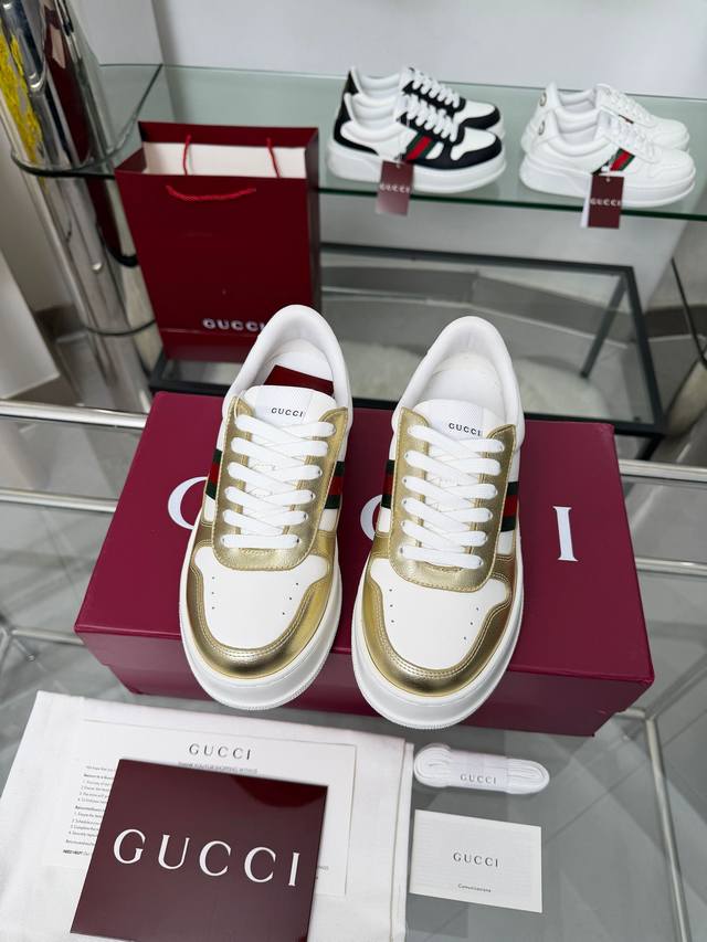 1097-1 白金 出厂价p 这款2025秋冬系列运动鞋采用厚底结构，巧妙运用廓形设计、配色和材质三重元素，彰显复古风范。这款鞋履选用皮革搭配织带细节，配以橡胶