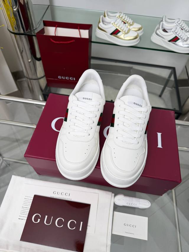 1097-1 白 出厂价p 这款2025秋冬系列运动鞋采用厚底结构，巧妙运用廓形设计、配色和材质三重元素，彰显复古风范。这款鞋履选用皮革搭配织带细节，配以橡胶鞋