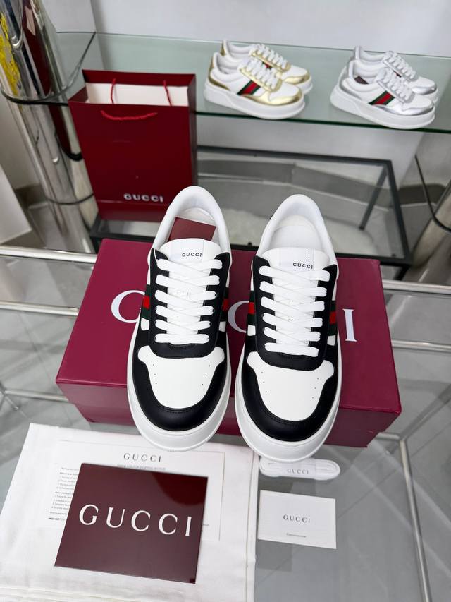 1097-1 白黑 出厂价p 这款2025秋冬系列运动鞋采用厚底结构，巧妙运用廓形设计、配色和材质三重元素，彰显复古风范。这款鞋履选用皮革搭配织带细节，配以橡胶