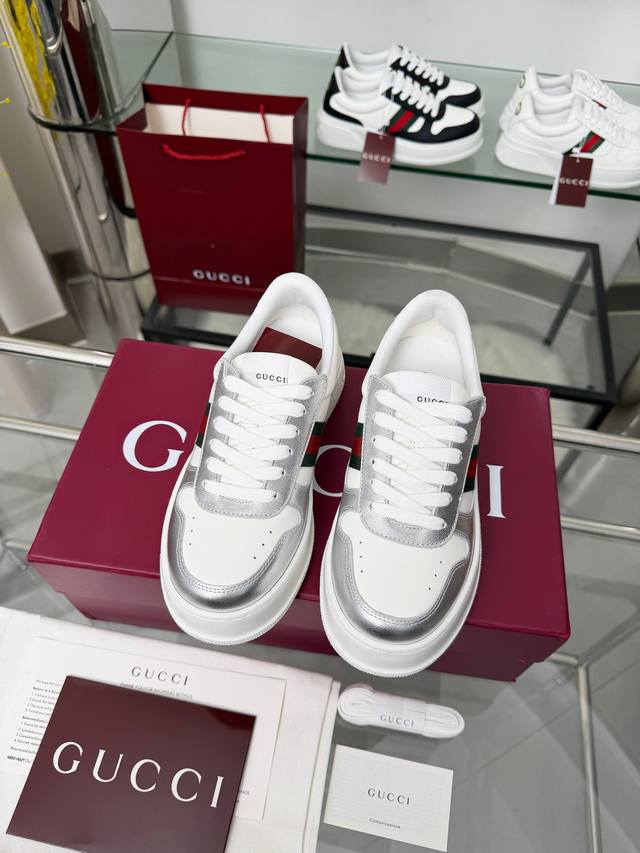 1097-1 白银 出厂价p 这款2025秋冬系列运动鞋采用厚底结构，巧妙运用廓形设计、配色和材质三重元素，彰显复古风范。这款鞋履选用皮革搭配织带细节，配以橡胶