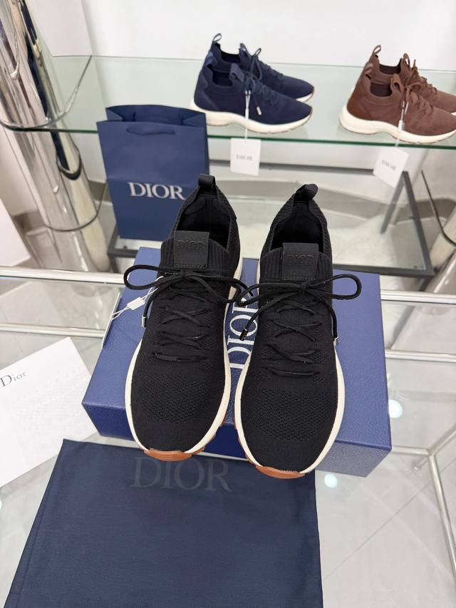 B80-出厂价p 这款 B80 Lounge 运动鞋是二零二五冬季男装系列新品，简约廓形和细节灵感源自 Dior 高订风范。采用棕色山羊绒、绵羊毛和桑蚕丝混纺针