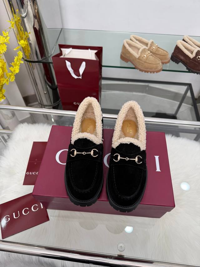 0453-8A 黑出厂价p 精巧细节为这款乐福鞋注入优雅气息。选用光滑绒面材质，搭配美利奴羊毛衬里，更显矜贵格调。浅金色调马衔扣为这款经典而不失现代风范的设计注