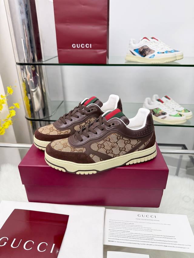 9097-2男款 出厂价p 多种清新色彩组合焕新诠释Re-Web系列现代廓形的百变魅力，凸显Gucci经典细节。这款运动鞋甄选鹅卵石纹皮革打造，饰以Gg轮廓图案