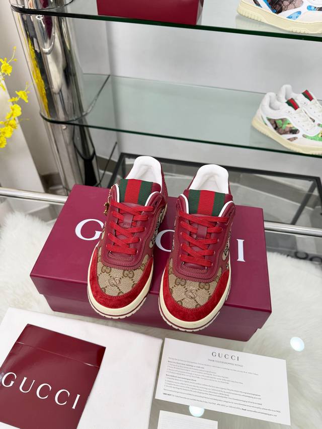 9097-2女款 出厂价p 多种清新色彩组合焕新诠释Re-Web系列现代廓形的百变魅力，凸显Gucci经典细节。这款运动鞋甄选鹅卵石纹皮革打造，饰以Gg轮廓图案