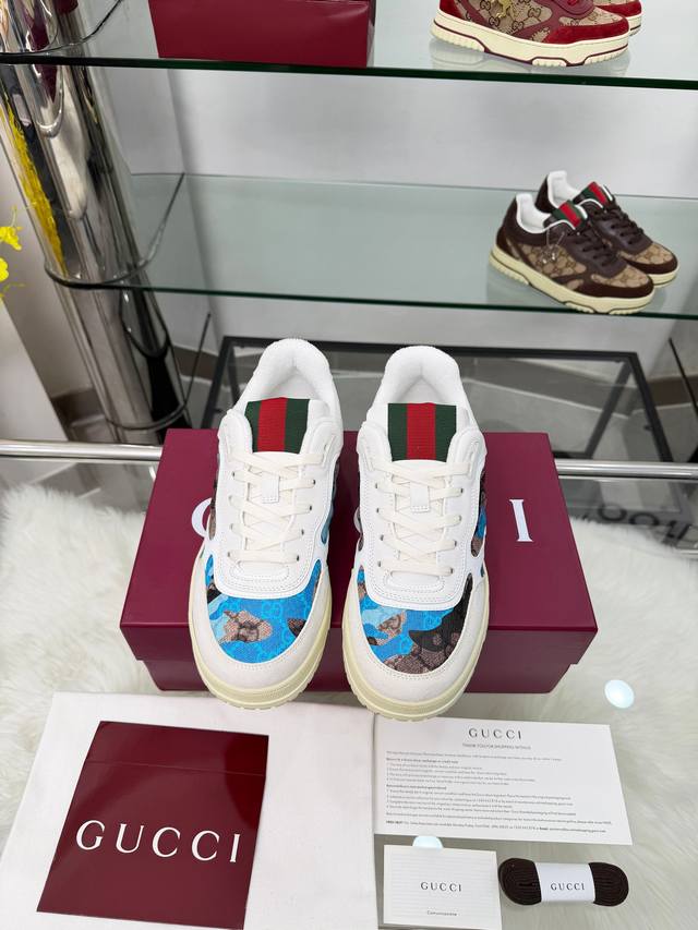 9097-2男款 出厂价p 多种清新色彩组合焕新诠释Re-Web系列现代廓形的百变魅力，凸显Gucci经典细节。这款运动鞋甄选鹅卵石纹皮革打造，饰以Gg轮廓图案