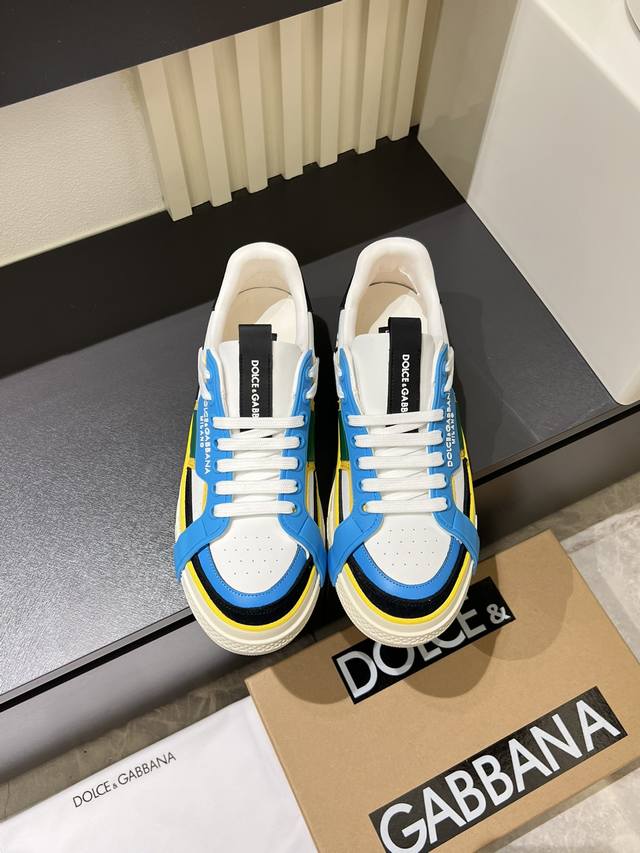 原单 情侣款 Dg全新Custom 2.Zero运动鞋 融汇品牌两大经典系列特色元素，将portofino简练考究廓形与Miami都市干练态度合二为一。 对比感