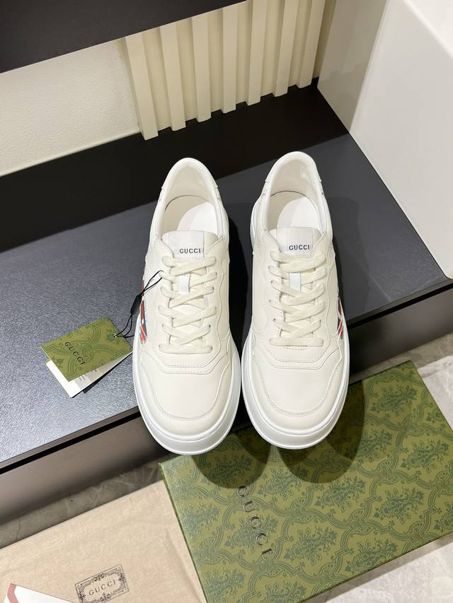 Gucc* 男士厚底饼干鞋运动鞋，这款运动鞋采用厚底结构，巧妙运用外观设计、配色和材质三重元素，展现出复古风范。这款鞋履采用含有至少70%的可再生植物原料 粘胶