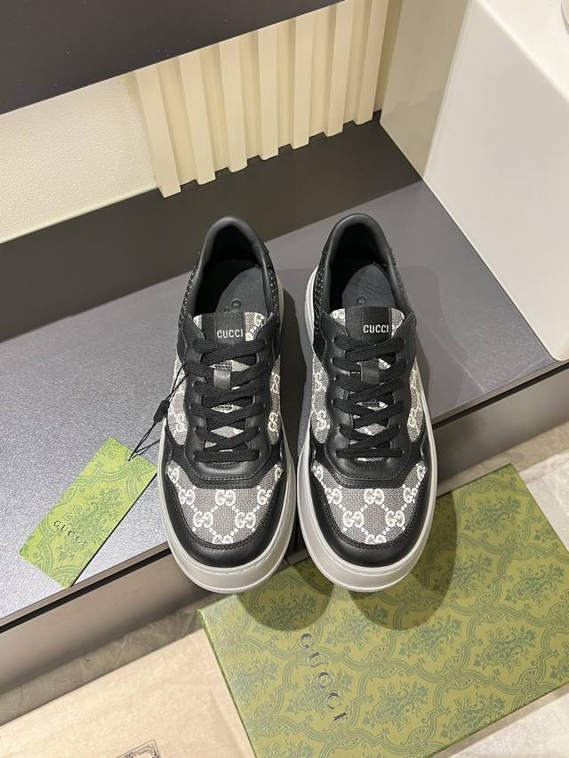 G家 全新系列，饼干鞋，厚底运动鞋，这款的舒适度真的很绝，超级轻便舒适百搭，必备单品，这款单品充满了趣味十足的复古气息。G家全新系列继续从其他时代的日常生活中寻