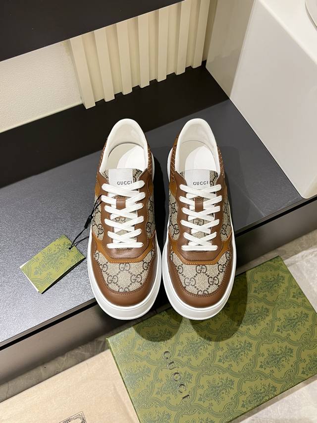 G家 全新系列，饼干鞋，厚底运动鞋，这款的舒适度真的很绝，超级轻便舒适百搭，必备单品，这款单品充满了趣味十足的复古气息。G家全新系列继续从其他时代的日常生活中寻