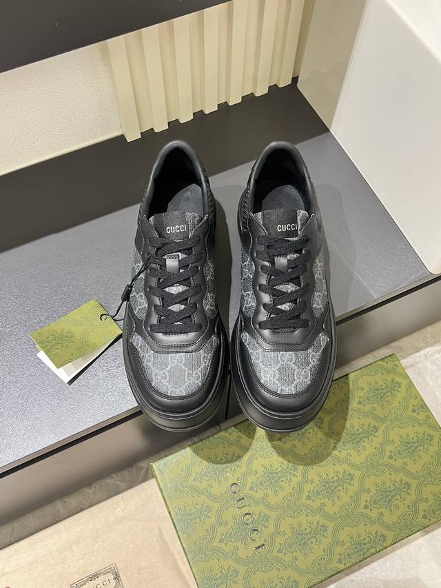 G家 全新系列，饼干鞋，厚底运动鞋，这款的舒适度真的很绝，超级轻便舒适百搭，必备单品，这款单品充满了趣味十足的复古气息。G家全新系列继续从其他时代的日常生活中寻