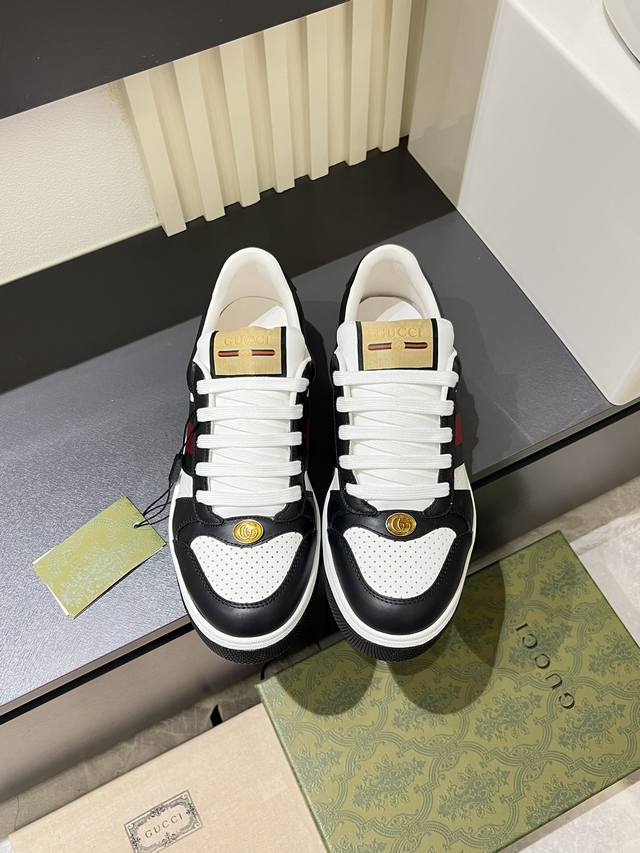 高品质Gucc*低帮运动鞋系列复古小脏鞋这款运动鞋以70年代经典运动鞋为灵感原型复古学院风款式与融入怀旧运动服风格的面料风靡数十年，不同风格演绎出的协奏之曲为其