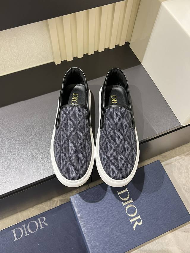 Dio 新款休闲男鞋上市 官网1:1制作 意大利原版材料 欧美大师设计 完美造型打造专柜品质，纯色橡胶耐磨大底加经典炫头！超级百搭也很舒服的。高档不失品味，时尚