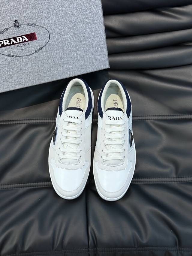 prad* 新品男士系带皮革休闲运动鞋，头层牛皮拼接透气帆布面料，非常有质感，重工打造，三角形品牌徽标点缀鞋身，头层羊皮内里.防滑减震花纹轻质厚底，实物和上脚更