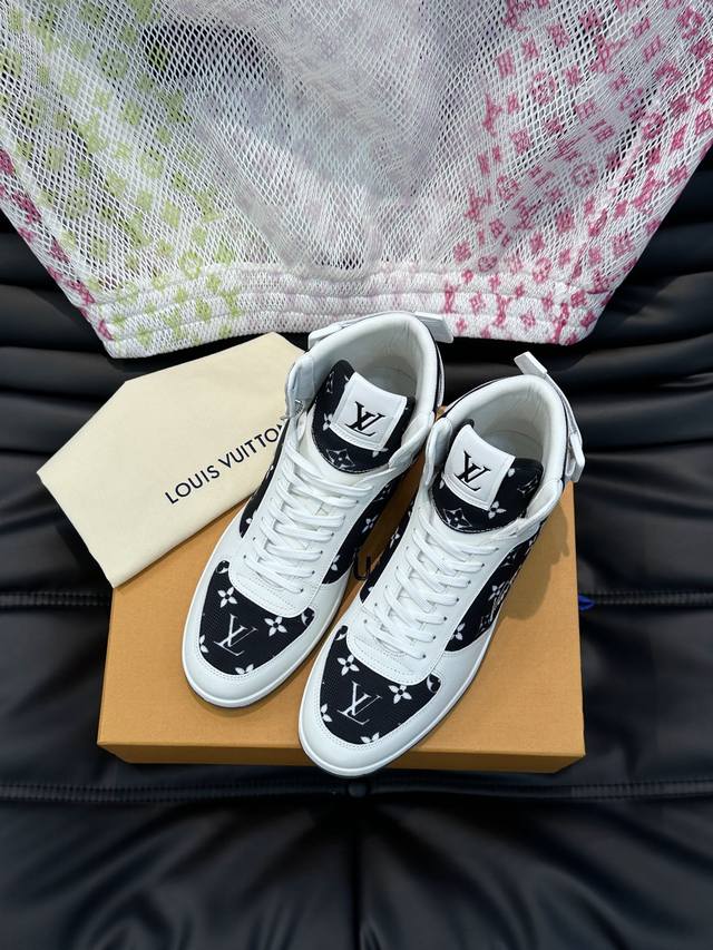 Ouis *Uitto* 男士高帮休闲运动鞋，选用经典品牌印花帆布拼接头层牛皮设计，轻质Tpu大底，耐磨舒适，鞋底撞色设计，百搭经典款式！ Size：38-44