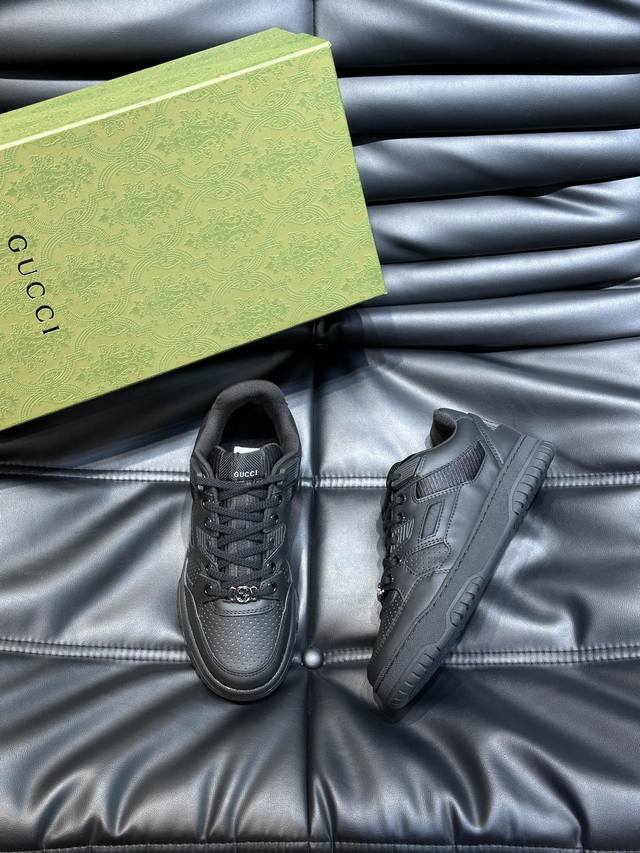 Gucc* 新款情侣做旧效果运动鞋，这款低帮运动鞋采用篮球风格廓形设计，巧妙融入镂空拼片和做旧效果，尽显别样匠心。匠心融蕴互扣式双G造型配件和Gucci字样等品