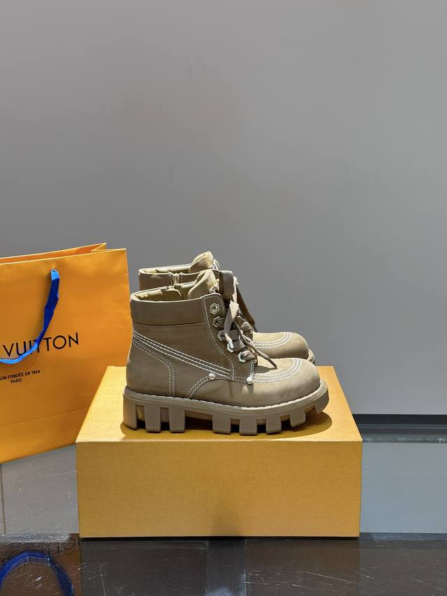 Ouis *Uitto* Checker 秋冬情侣款及踝靴，亮相于路易威登 春夏男装秀场，以正绒面牛皮革演绎多元风尚。鞋面点缀铭纹金属饰钉和 Vuitton 鞋