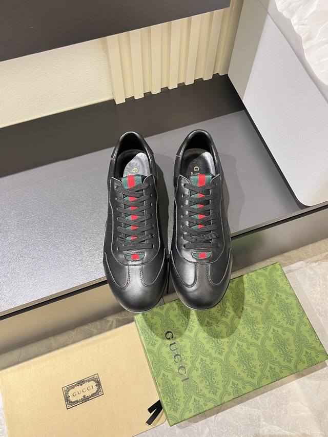 Gucci Shift系列运动鞋，主打轻盈薄底设计，麂皮+帆布+科技面料拼接，质感满分！鞋舌和后跟有红绿织带，辨识度超高。经典棕色+米白配色，复古又摩登，贝壳头