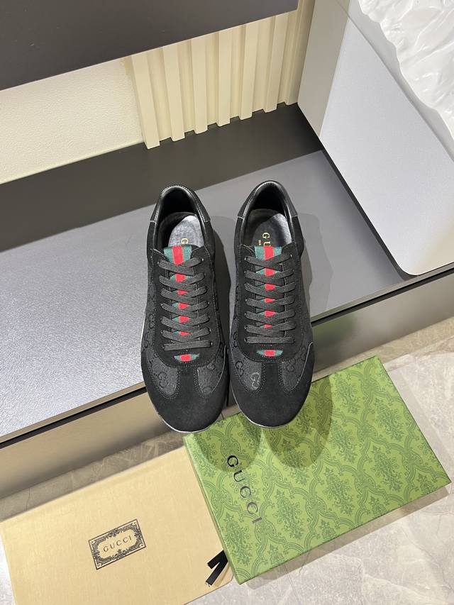 Gucci Shift系列运动鞋，主打轻盈薄底设计，麂皮+帆布+科技面料拼接，质感满分！鞋舌和后跟有红绿织带，辨识度超高。经典棕色+米白配色，复古又摩登，贝壳头