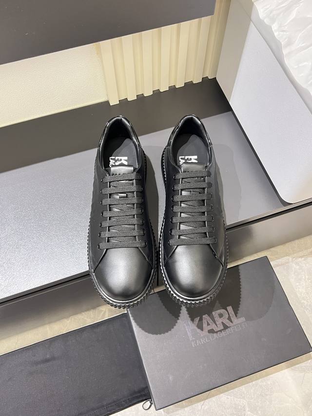 Karll Agerfeld卡尔老佛爷 精工定制上市 品牌字母工艺点缀绝美奢华闪耀 精湛的做工 众多人至爱采用进口牛皮 羊里 品牌大底！完美诠释鞋履最新灵感 经