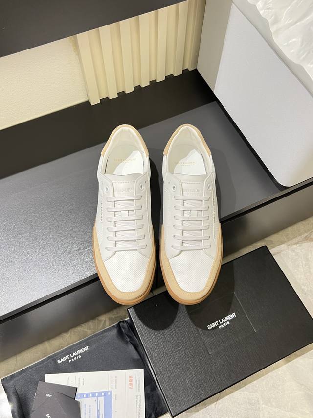 新品Ysl圣罗兰 男士低帮运动鞋 专柜最新款，首推！低帮系带运动鞋，鞋面点缀多孔牛皮，拉环饰以金色品牌标志。 牛皮鞋面，牛皮内里，橡胶大底 Size:38-44