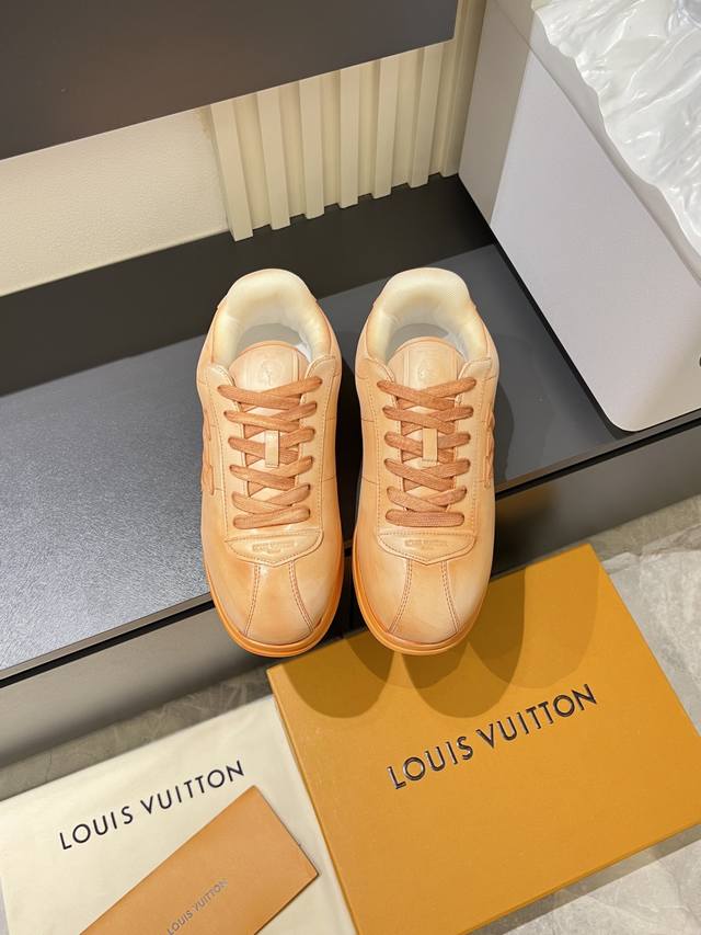 Lv Buttersoft运动鞋pharrell Williams设计，灵感来自60年代经典运动鞋风潮。鞋面选用羊皮革和牛皮革，衬垫工艺让穿着更柔软舒适 。鞋侧