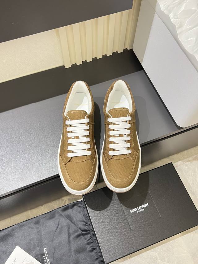 Saint Laurent 圣罗兰 -高端品质 原单休闲运动板鞋 -鞋面：纳帕小牛皮打孔工艺、银色牛皮、鞋身.后跟：丝印品牌Logo -内里：毛巾布里，垫脚；水