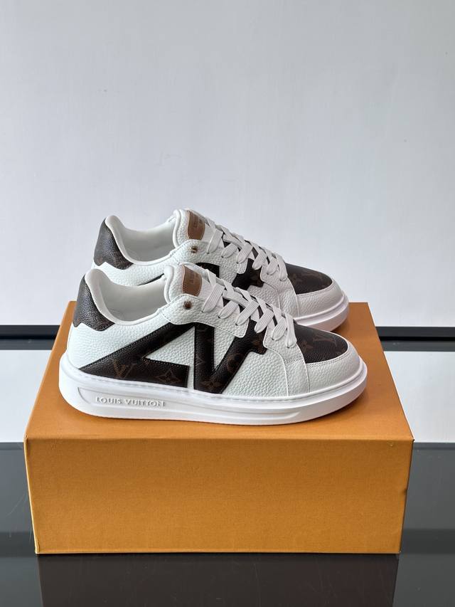 Ouis ＊Uitto＊ 新款男士休闲鞋，牛皮材料透气又舒适！鞋面有经典Lv标志，鞋底是Tpu材质，耐磨抓地力强。蓝白配色+棋盘格细节，清新又有街头感，穿超合适