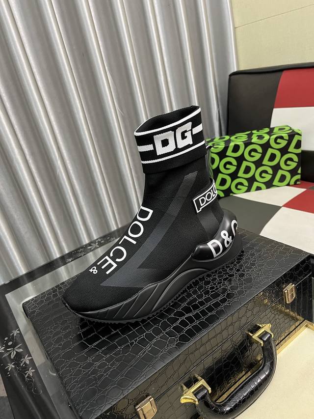 出厂价pp： Dg～ 男士休闲鞋 Z柜同步发售 鞋面选用牛皮拼接布料网布内里，舒适透气，鞋底：原版舒适耐磨大底，实物拍摄实物更赞码数:35-46