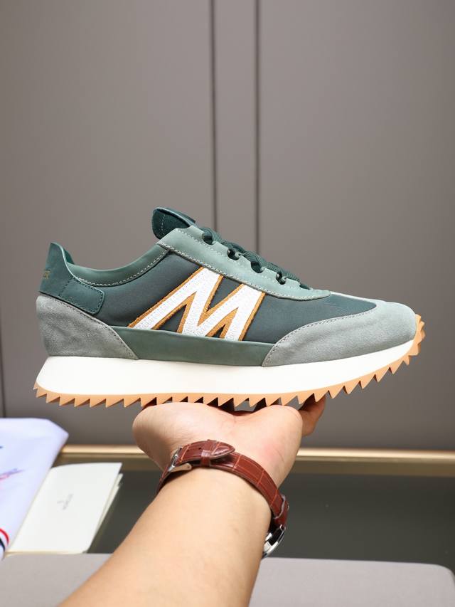 Moncler蒙口男士户外系带运动鞋，具有舒适防滑性能，专为户外跑步或都市漫步而设。兼备创新、功能性与图形细节于一体，从高山氛围汲取灵感，诠释潮流时尚。多种原版