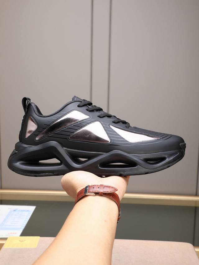 Armani 阿玛尼新品奢潮运动鞋，动感外观，简约造型、进口滴胶拼接殊材质打造，透气舒适，鞋舌品牌Logo装饰，吸汗网面内里，舒适脚感。具有科技冲击感对比鞋底，