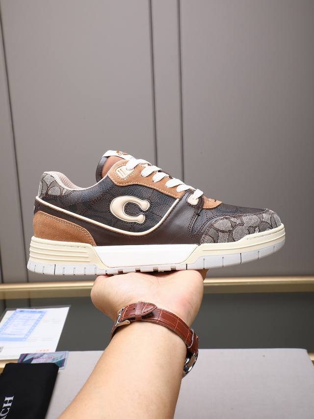 官网上新！Coach蔻驰独家新款男士低帮休闲系带板鞋，休闲时尚百搭款,四季可穿！！板鞋可以说是每年最流行的一款鞋了，适合现在年轻人的潮流选择，这款休闲男鞋采用便